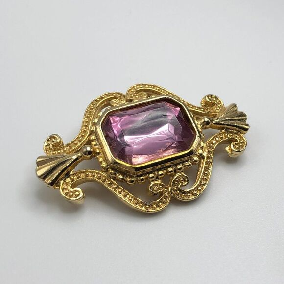 Vintage Regency Brooch Pin Gold Purple Glass Rhinestone Scroll Radiant Cut - Picture 4 of 4
